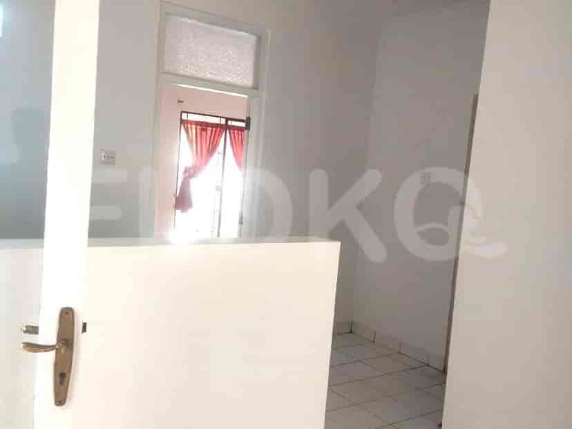 Sebuah ruangan dengan pintu dan lengkungan.