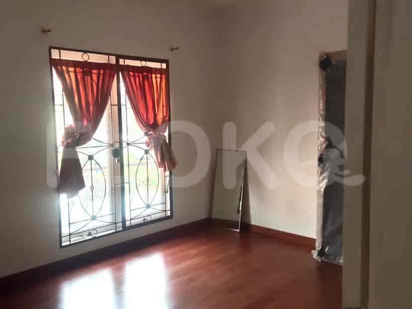 Kamar tidur dengan lantai kayu, jendela dengan gorden, dan cermin.
