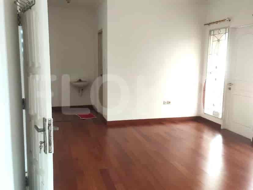 Kamar tidur dengan lantai kayu, pintu ke eksterior atau bagian lain dari rumah.