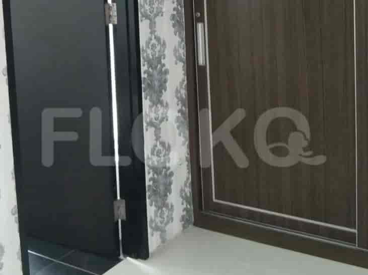 Pintu interior dengan wallpaper di latar belakang.
