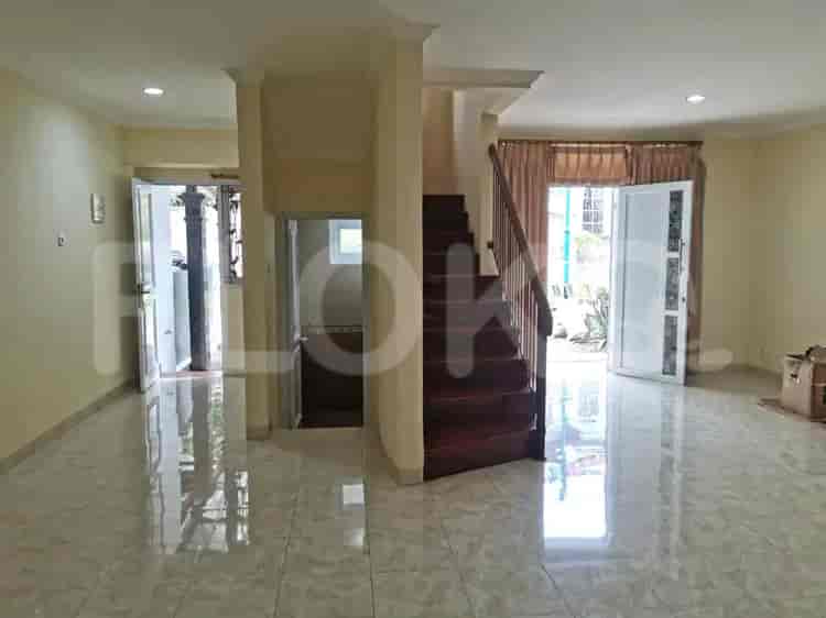 Disewakan Rumah 3 BR, Luas 200 m2 di Raffles Hills, Cibubur - RHA178 3