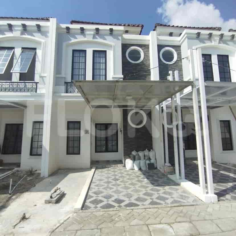 Rumah kota modern dengan fasad putih, bingkai jendela hitam, dan carport bersama.