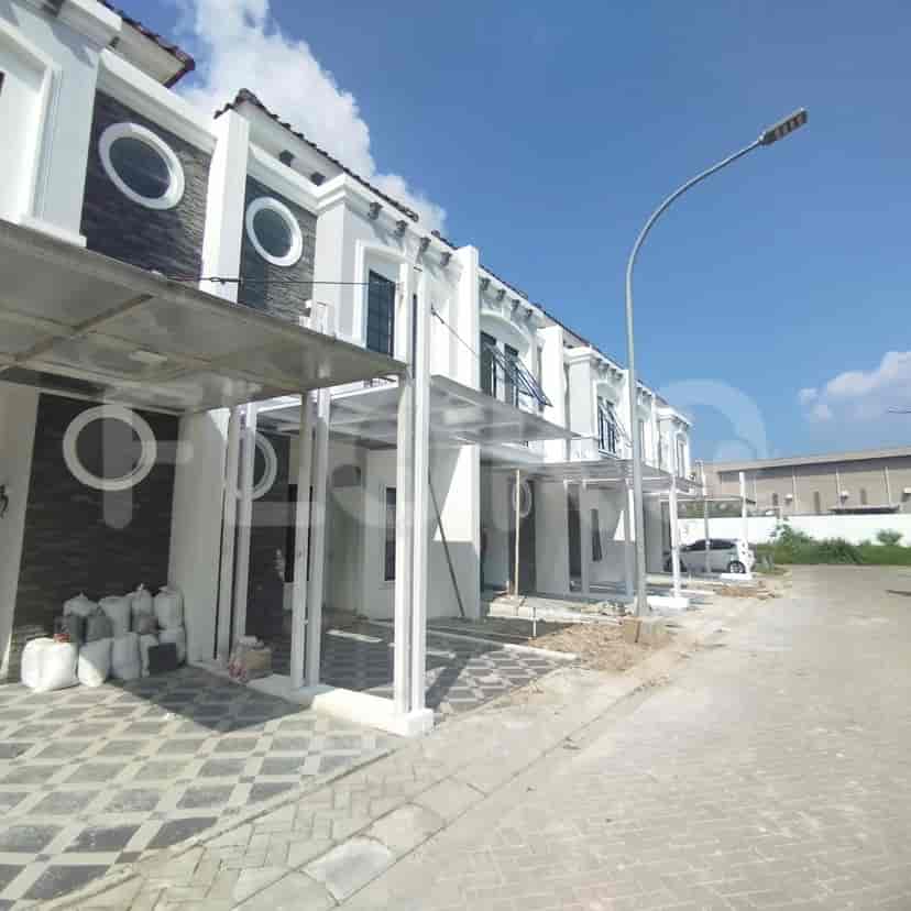 Tampilan ruang tamu dan area dapur properti.