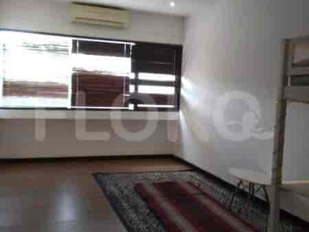 A bedroom with a rug, window and blinds.