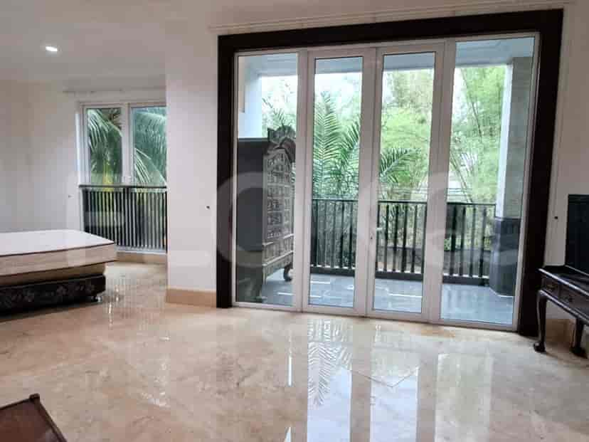 Bedroom with a balcony and a view of the garden.