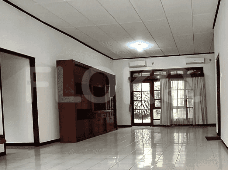 Disewakan Rumah 3 BR, Luas 250 m2 di Pasar Mayestik, Gandaria - RHA226 2