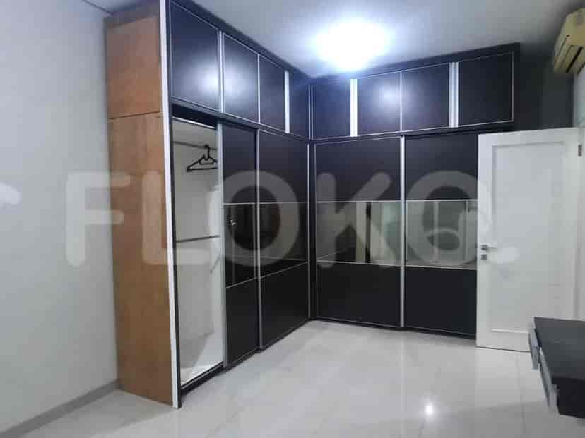 Pemandangan lain dari kamar tidur dengan lemari besar dan penyejuk udara.