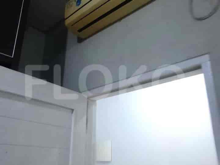 Penyejuk udara di dinding di atas pintu.