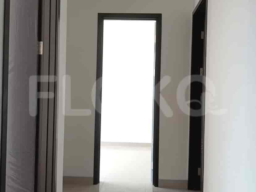 Koridor dengan pintu di kedua sisi dan cahaya terang terlihat dari pintu yang terbuka.