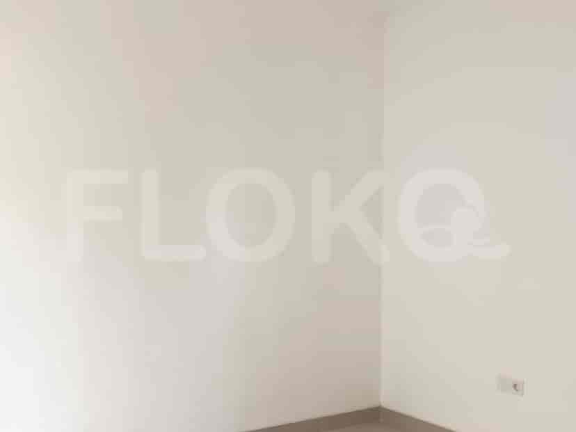 Ruangan berdinding putih dengan stopkontak.