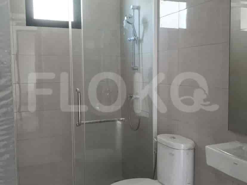 Kamar mandi modern dengan pancuran berkaca dan toilet modern.
