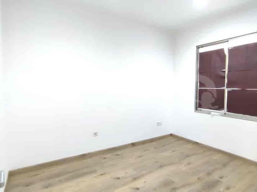 Kamar mandi dengan toilet dan shower dengan ubin keramik.