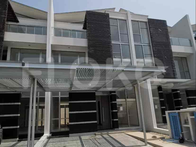 Eksterior rumah modern dengan jendela kaca, carport, dan fasad hitam putih.