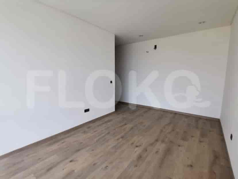 Ruangan kosong dengan lantai kayu terang dan dinding putih.