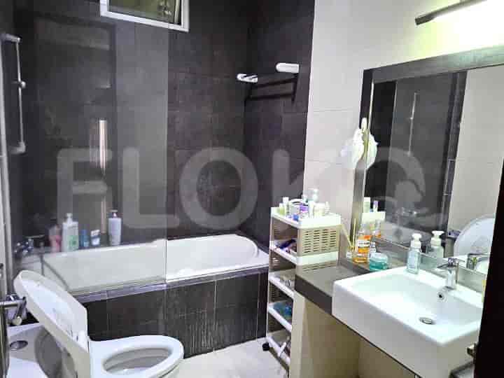 Kamar mandi modern dengan bak mandi, pancuran berkaca, dan cermin rias besar.