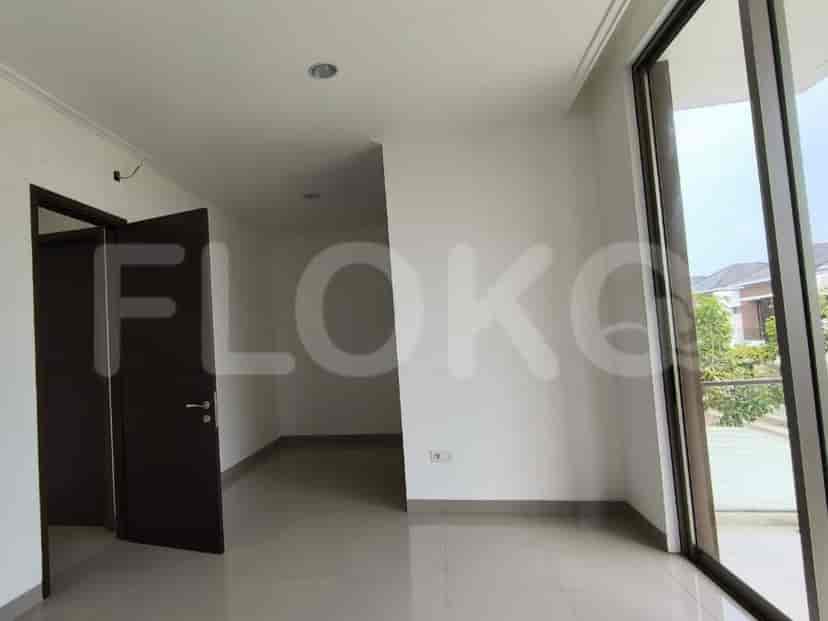 Interior yang luas menampilkan pintu, dinding putih, dan lantai ubin.