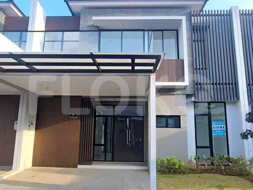 Sebuah rumah dua lantai modern dengan carport, jendela kaca, dan aksen kayu.