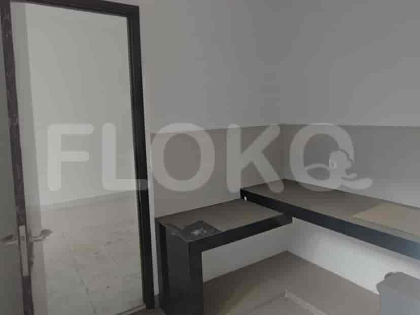 Balkon dengan pagar kaca, lantai berubin, dan pemandangan lanskap.