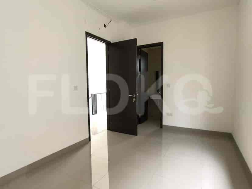 Kamar tidur dengan pintu, dinding, dan lantai berubin.