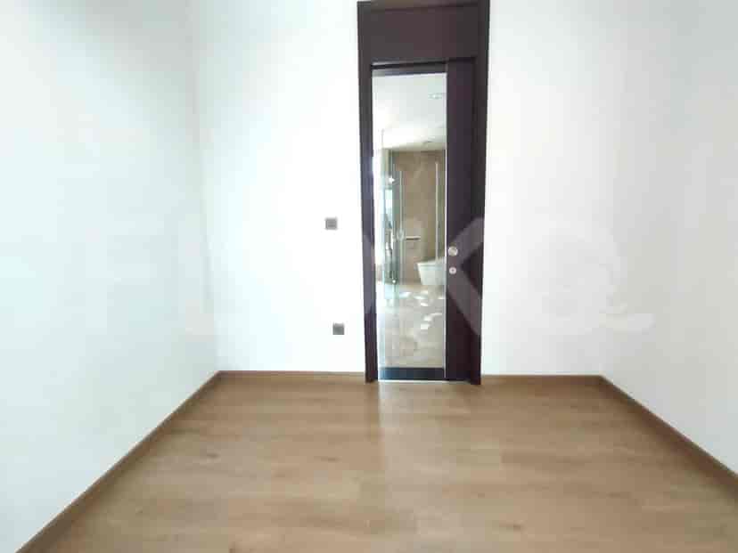 Kamar mandi dengan pancuran berkaca, bak mandi berdiri sendiri, dan lantai marmer.