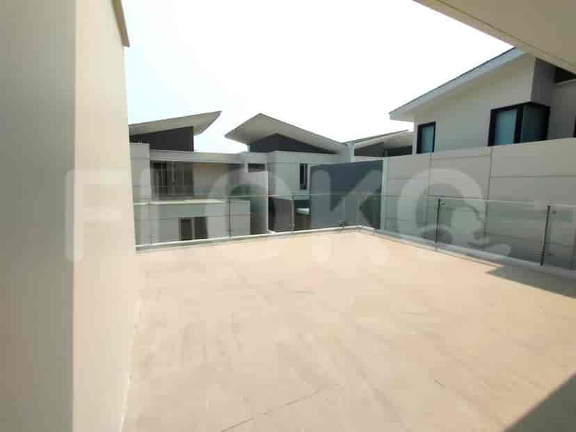Balkon yang menghadap ke lapangan golf dan pemandangan laut.