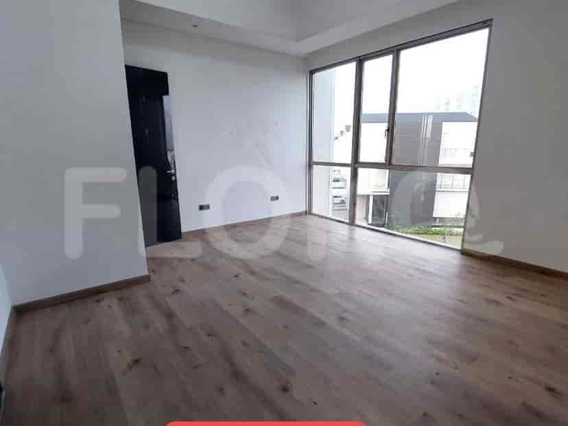 Kamar mandi modern dengan kandang shower kaca, bak mandi dan finishing ubin.