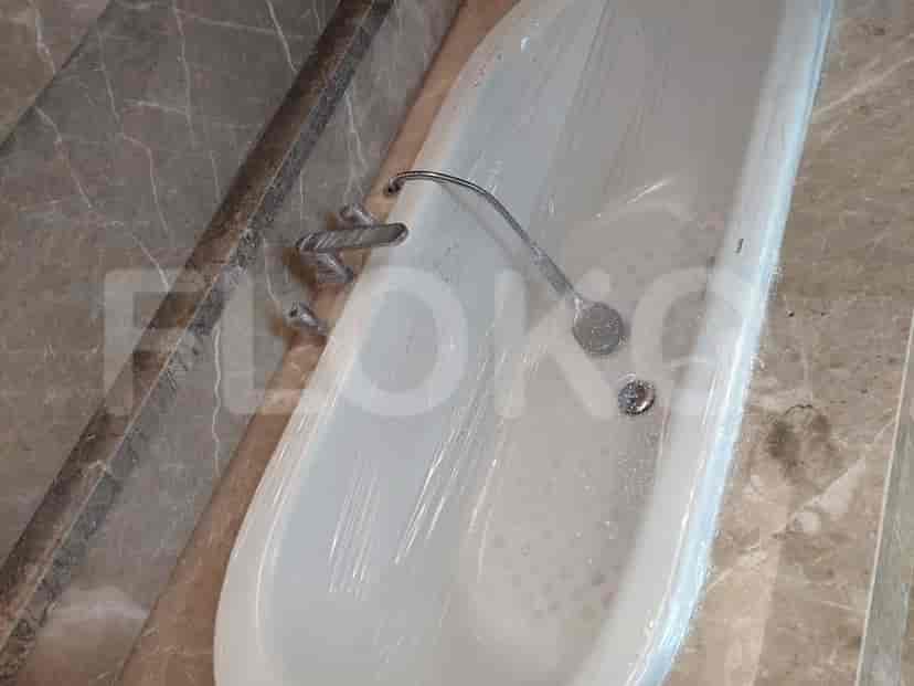 Kamar mandi dengan shower.