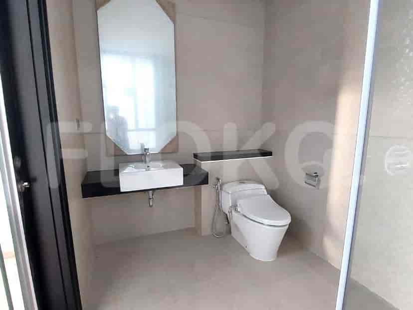 Desain kamar mandi modern yang menampilkan toilet dan wastafel.