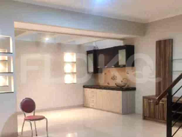 Area dapur/ruang makan dengan pulau dapur, lemari, dan elemen dekoratif.
