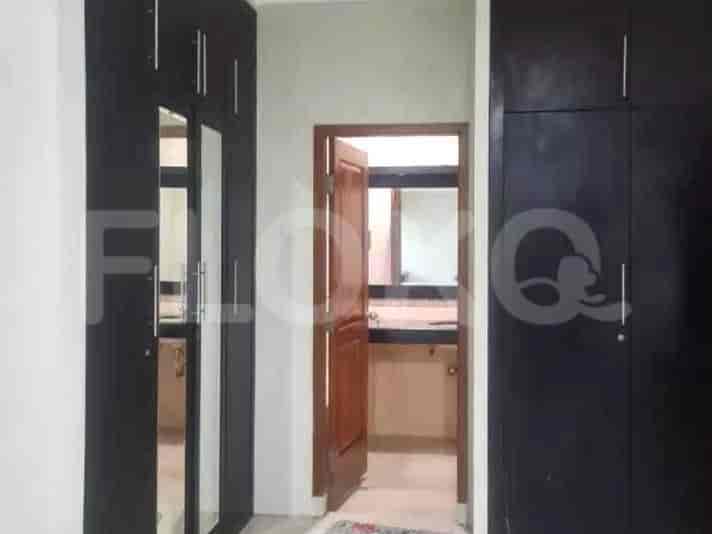 Lorong dengan lemari pakaian dan pintu terbuka ke kamar mandi.