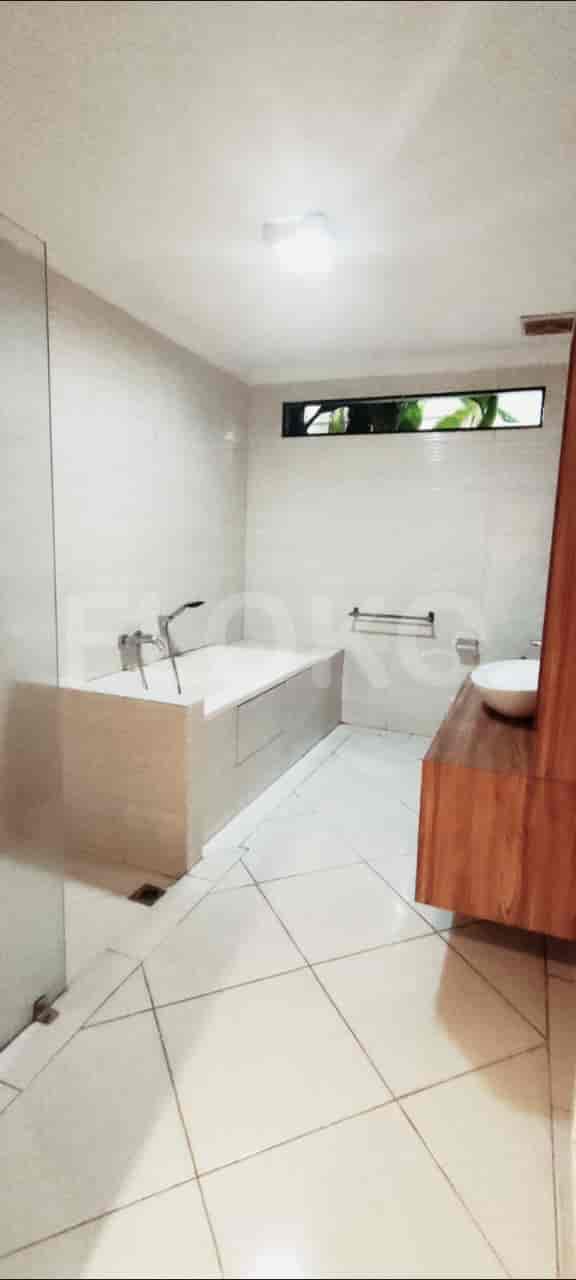 350 sqm, 3 BR house for rent in Jl. Kemang Dalam II, Kemang - RHA21f 9