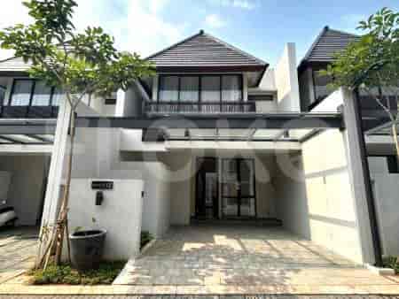Rumah dua lantai modern dengan pintu masuk beratap dan pintu kaca.