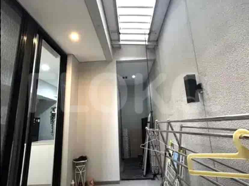 Area luar ruangan dengan skylight dan tali jemuran, berdekatan dengan bangunan dengan pintu kaca.