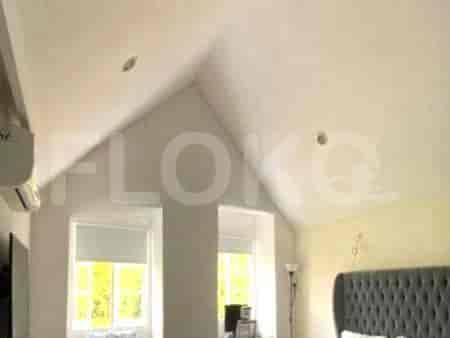 Kamar tidur cerah dengan langit-langit tinggi, dua jendela, dan lemari built-in dengan pintu cermin.