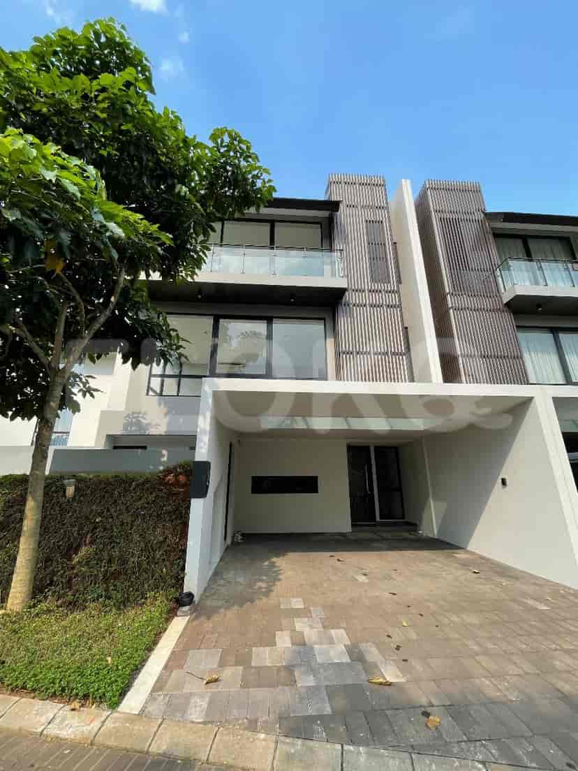 Sebuah rumah tiga lantai modern dengan carport, aksen kayu, dan pohon di depannya.