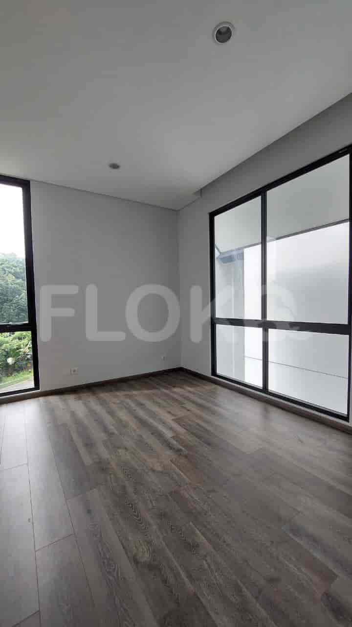 Kamar tidur dengan jendela besar, lantai kayu, dan pemandangan.