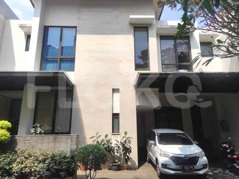 Area kolam renang yang berdekatan dengan rumah.