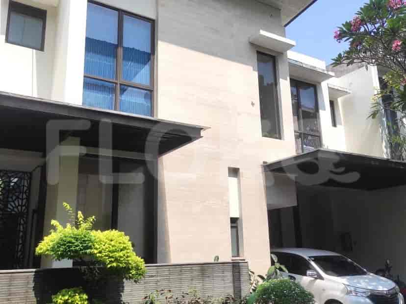 Rumah modern dengan carport dan jendela besar.