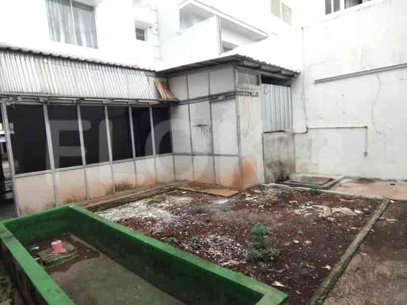 Area luar ruangan dengan taman kecil, mungkin halaman belakang.