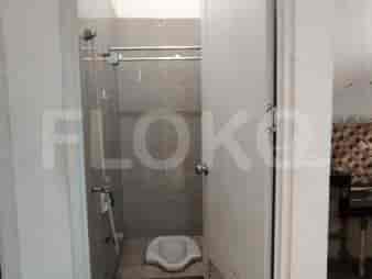 Kamar mandi kecil dan minimalis dengan toilet sederhana.