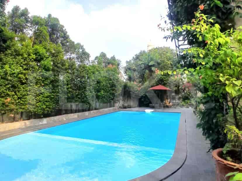 Kolam renang yang dikelilingi tanaman hijau, memberikan suasana yang tenang untuk rekreasi.