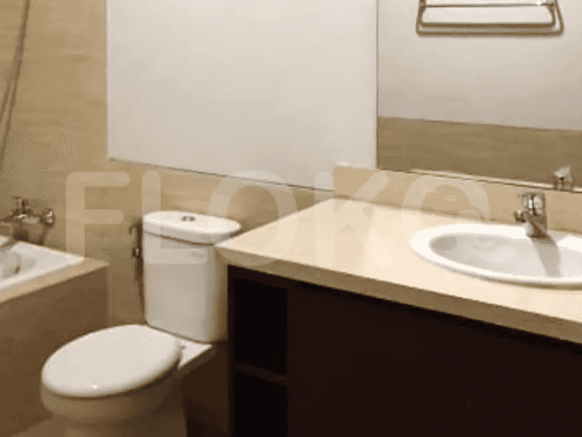 Bathroom featuring a sink, toilet, bathtub, and mirror