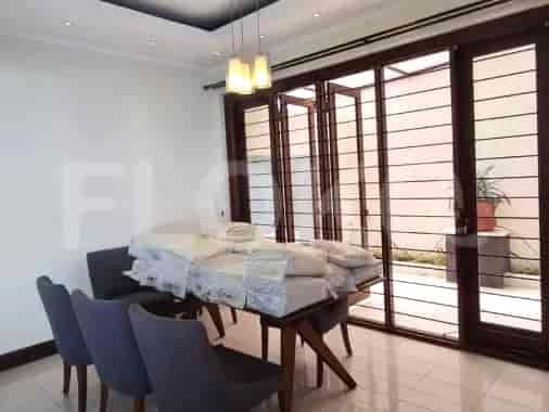 A dining room with a dining table and chairs.