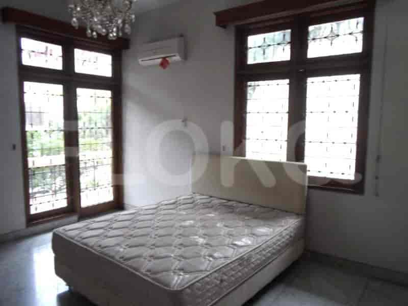 A bedroom with a double bed and a window, providing a view and natural light.