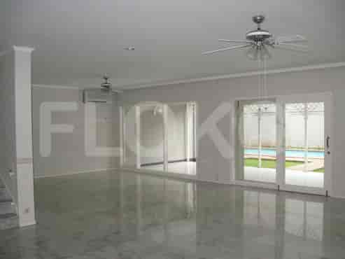 Ruang tamu yang menampilkan lantai marmer, pemandangan kolam renang, dan pintu geser.