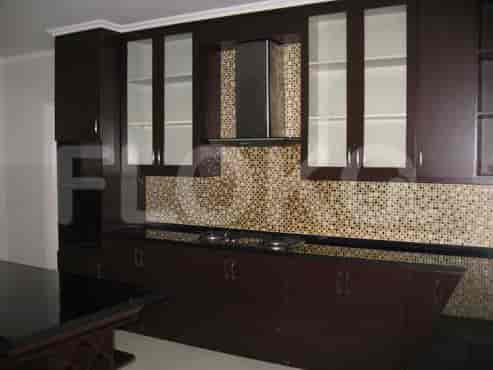 Dapur modern dengan lemari kayu gelap, meja granit, dan pulau tengah.