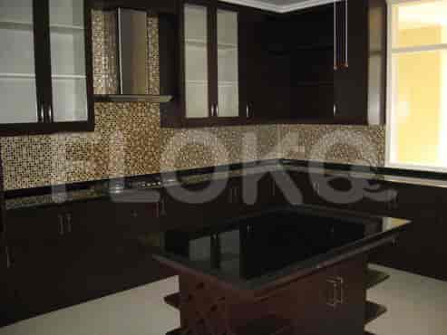 Dapur yang menampilkan lemari kayu gelap, pulau tengah, dan backsplash berubin.