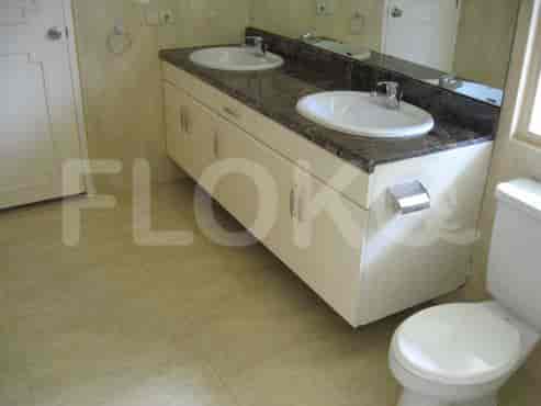 Kamar mandi dengan meja rias ganda dan toilet.