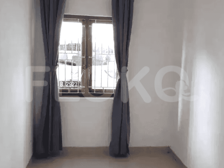 Kamar tidur dengan jendela, gorden, dan pemandangan jalan.