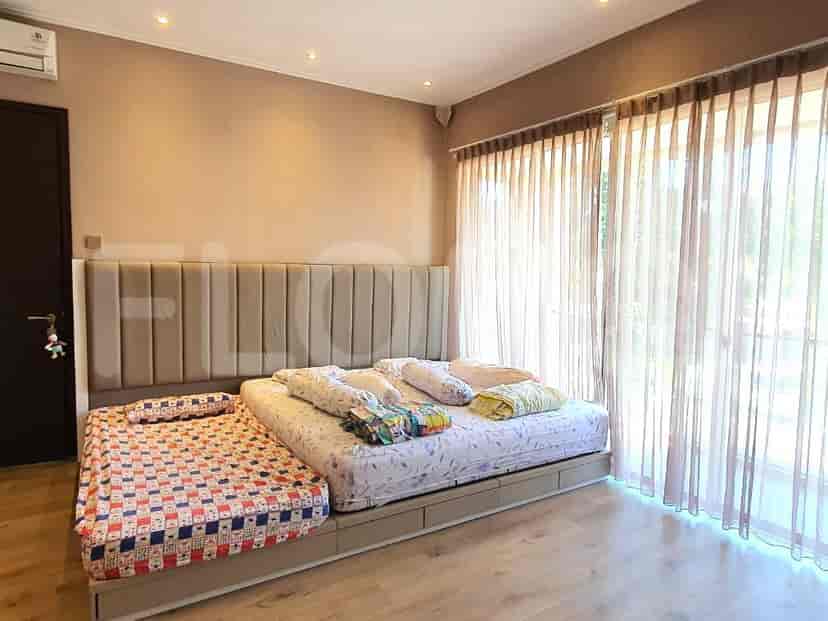 Kamar tidur modern dengan tempat tidur besar, gorden, dan lantai kayu.